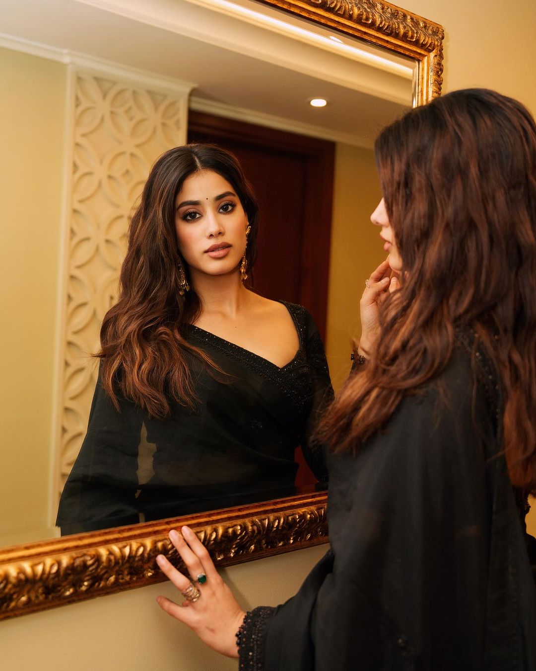 Actress Janhvi Kapoor hot in black2