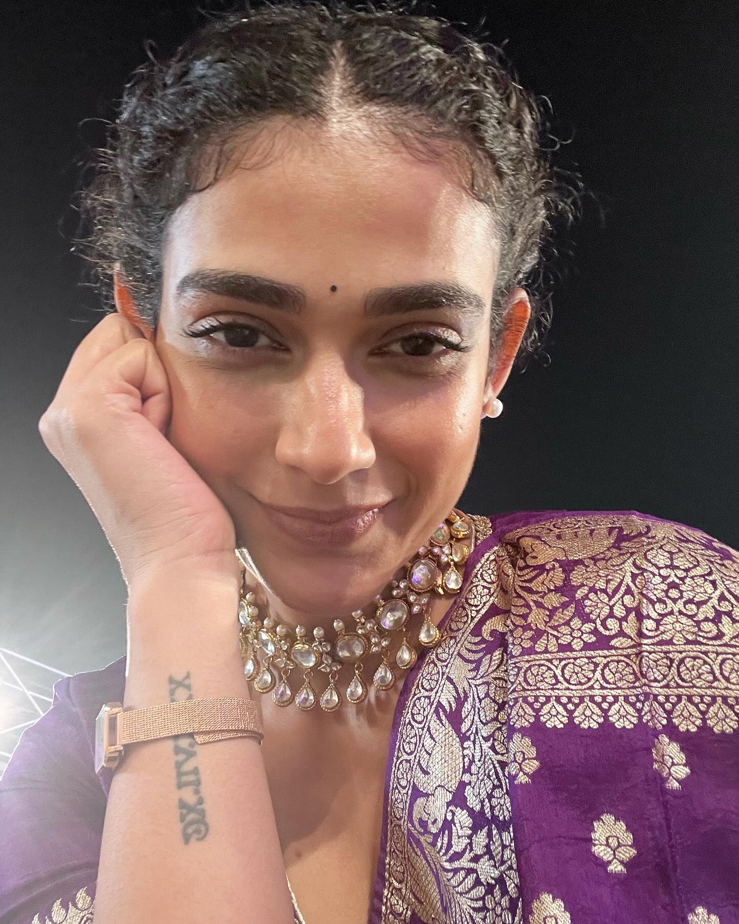 Actress Aakanksha Singh cute in saree1