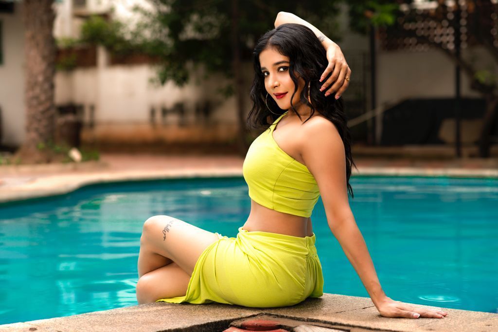 Sakshi Agarwal increases the temperature with her stunning hot Photoshoot1