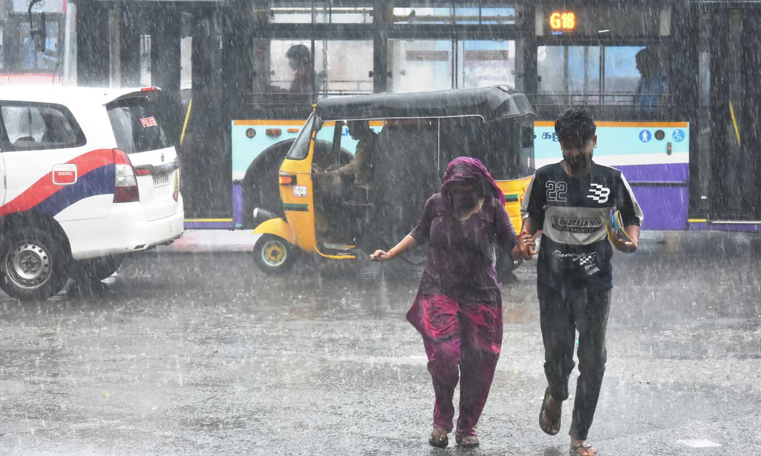 சென்னை உள்ளிட்ட 14 மாவட்டங்களில் அடுத்த 3 மணி நேரத்திற்கு மழை தொடரும்1