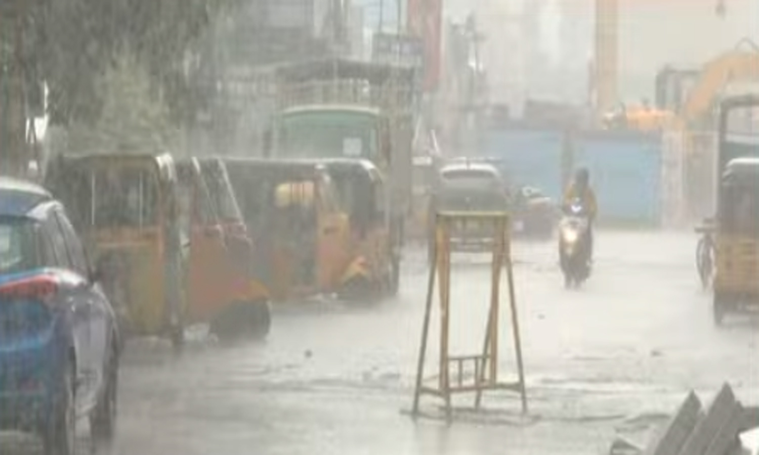 சென்னையில் கனமழை - மக்களின் இயல்பு வாழ்க்கை பாதிப்பு1
