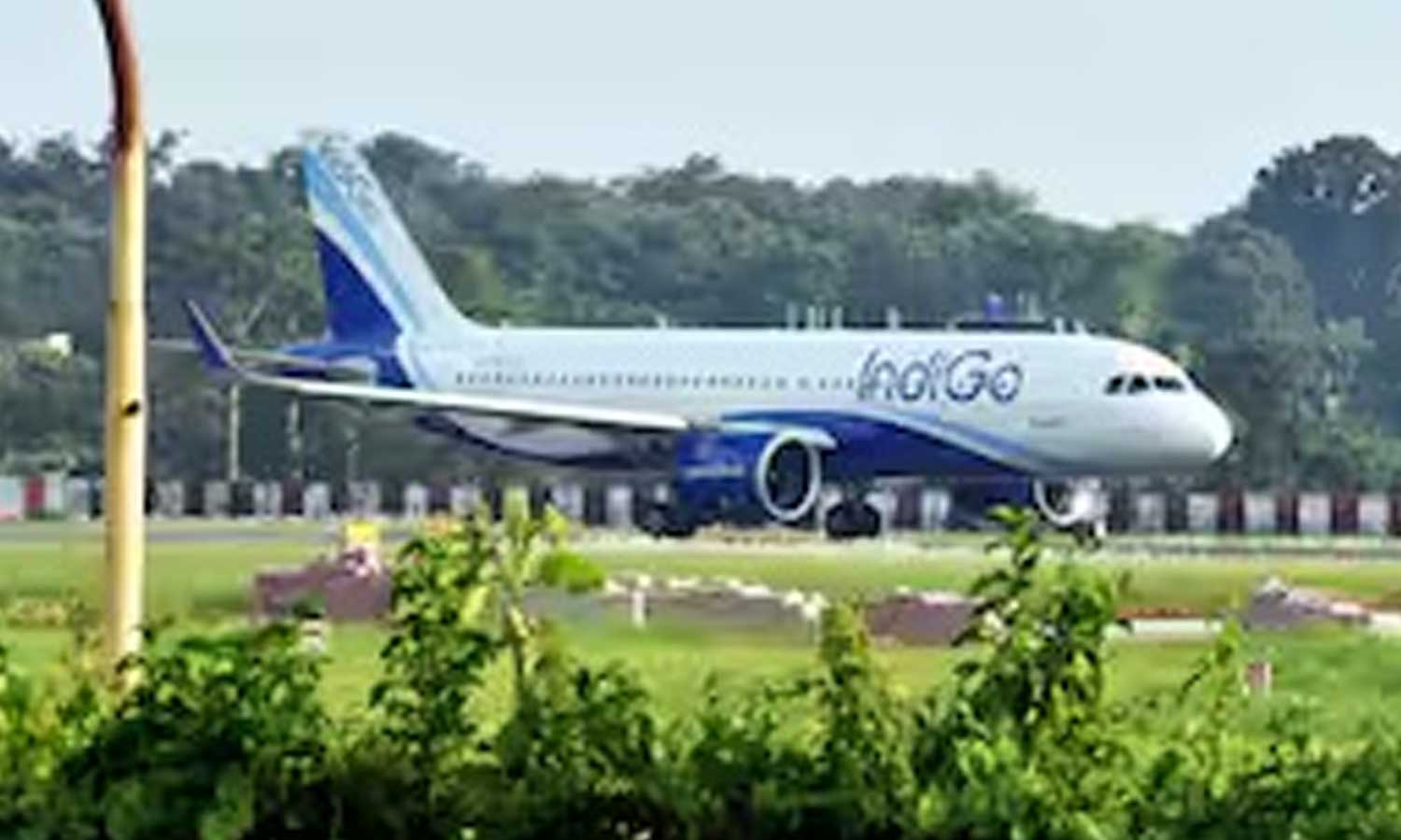 எரிபொருள் கசிவு: அவசரமாக வாரணாசியில் தரையிறக்கப்பட்ட இண்டிகோ விமானம்1