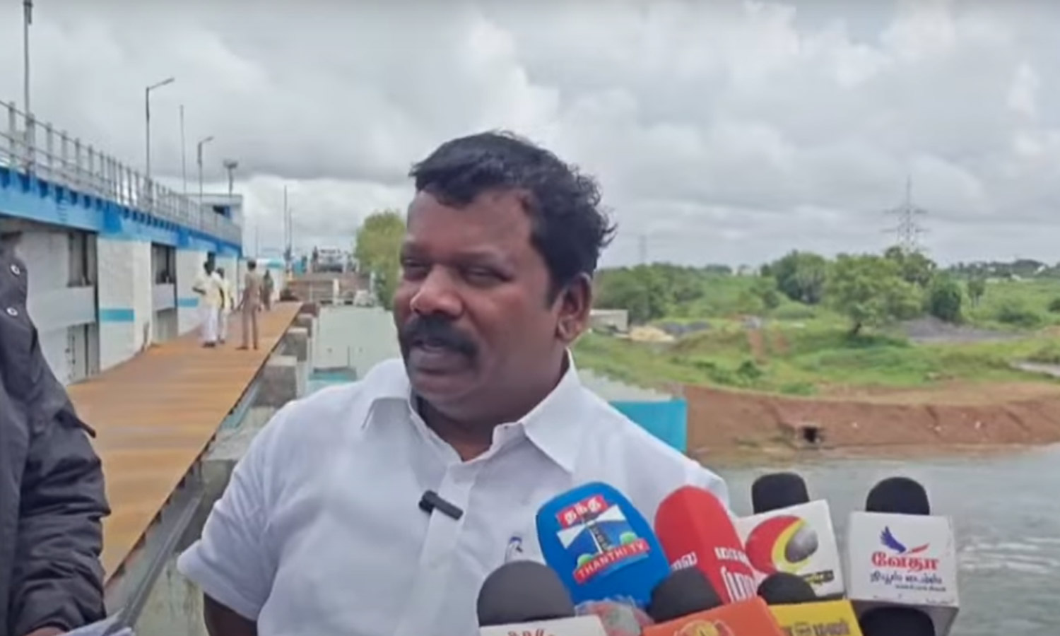 ஏரி நீர் திறப்பு குறித்து ஏன் தெரிவிக்கவில்லை?: அதிகாரிகளை மிரட்டிய செல்வபெருந்தகை1