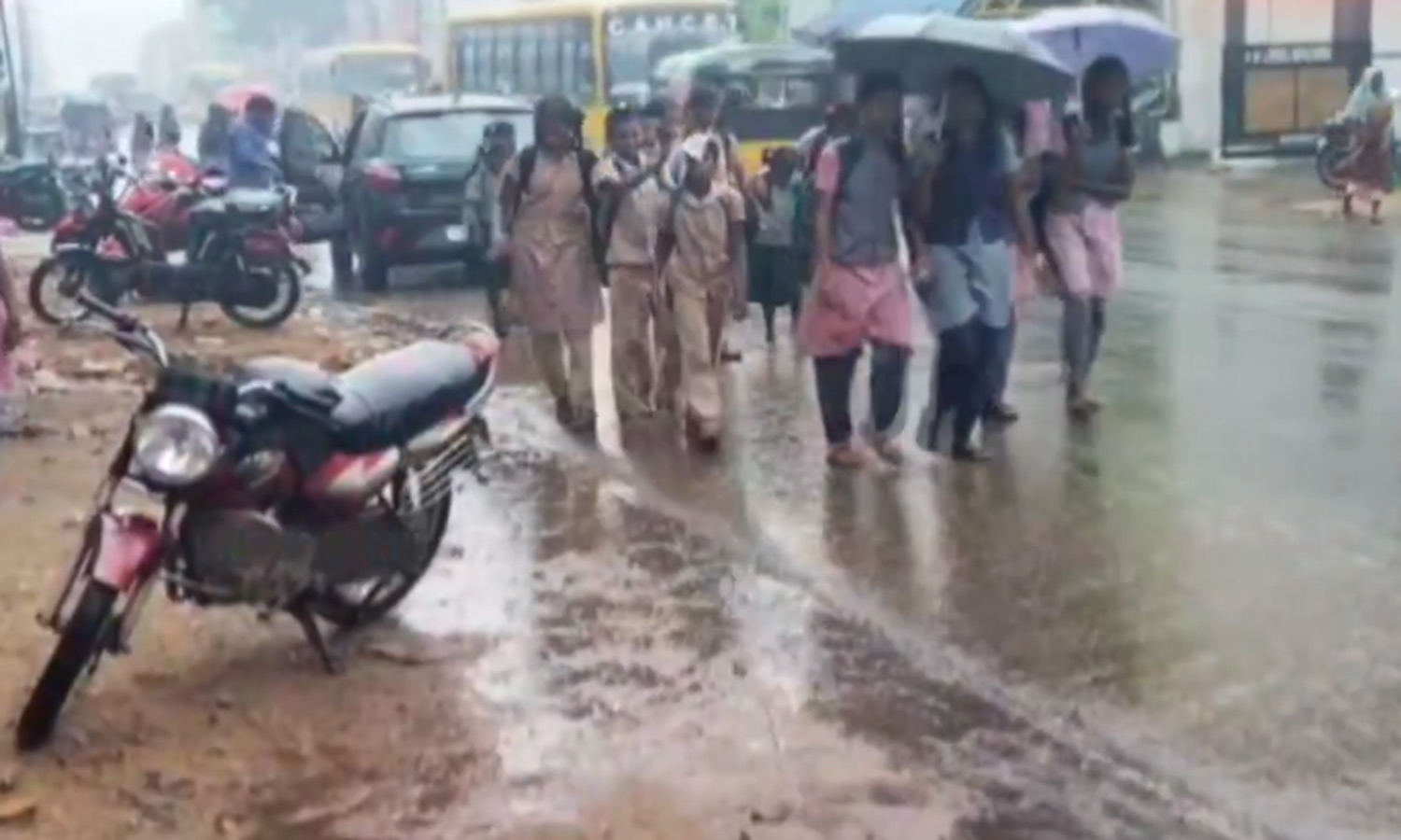 சென்னையில் பள்ளிகள் வழக்கம்போல செயல்படும்- மாவட்ட ஆட்சியர் அறிவிப்பு1