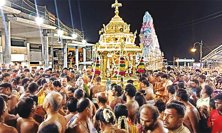 திருச்செந்தூரில் கந்தசஷ்டி விழா கோலாகலம்; தங்க தேரில் சுவாமி வீதி உலா1