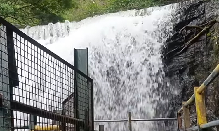 சுருளி அருவியில் குளிக்க 9-வது நாளாக தடை - சுற்றுலா பயணிகள் ஏமாற்றம்1