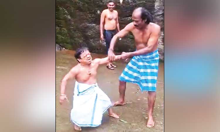 குற்றாலம் மெயின் அருவியில் ரீல்ஸ் வெளியிட்டு நடிகர்கள் முத்துக்காளை, கிங்காங் உற்சாகம்1