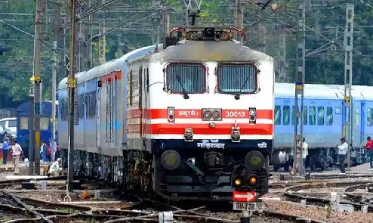 டெல்லி நிஜாமுதீன் எக்ஸ்பிரஸ் ரெயிலுக்கு வெடிகுண்டு மிரட்டல்; பயணிகள் அதிர்ச்சி1