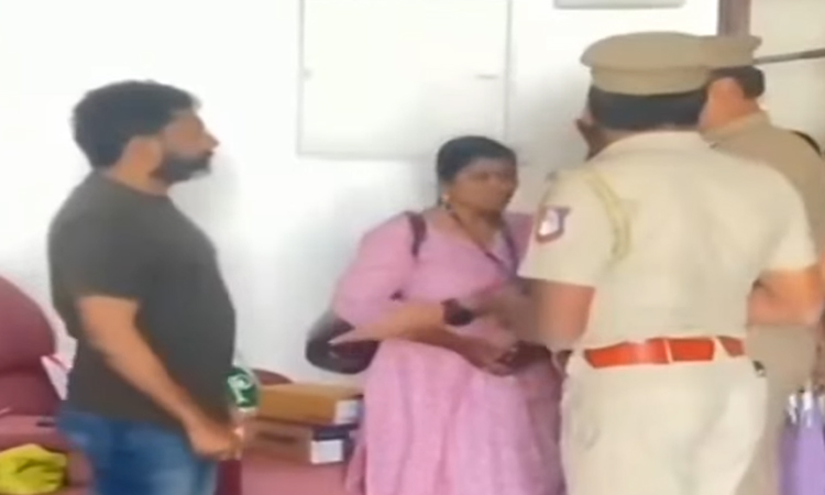 வீட்டின் கதவை உடைத்து யூடியூபர் சவுக்கு சங்கர் கைது செய்த காவல்துறை1