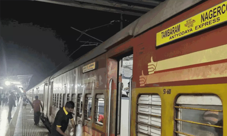 அந்தியோதயா எக்ஸ்பிரஸ் வந்த போது மூடப்படாத நாங்குநேரி ரெயில்வே கேட்1