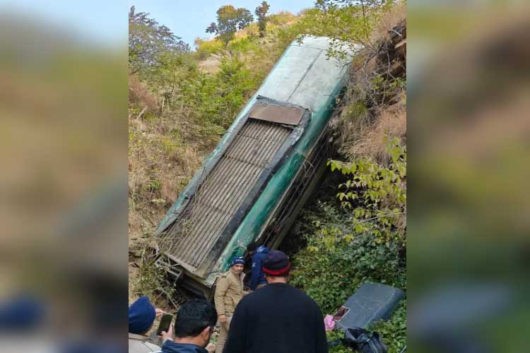 உத்தரகாண்டில் பேருந்து பள்ளத்தில் கவிழ்ந்து 6 பேர் பலி1