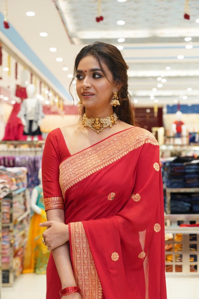 Actress Keerthy Suresh in Red Saree Collection2