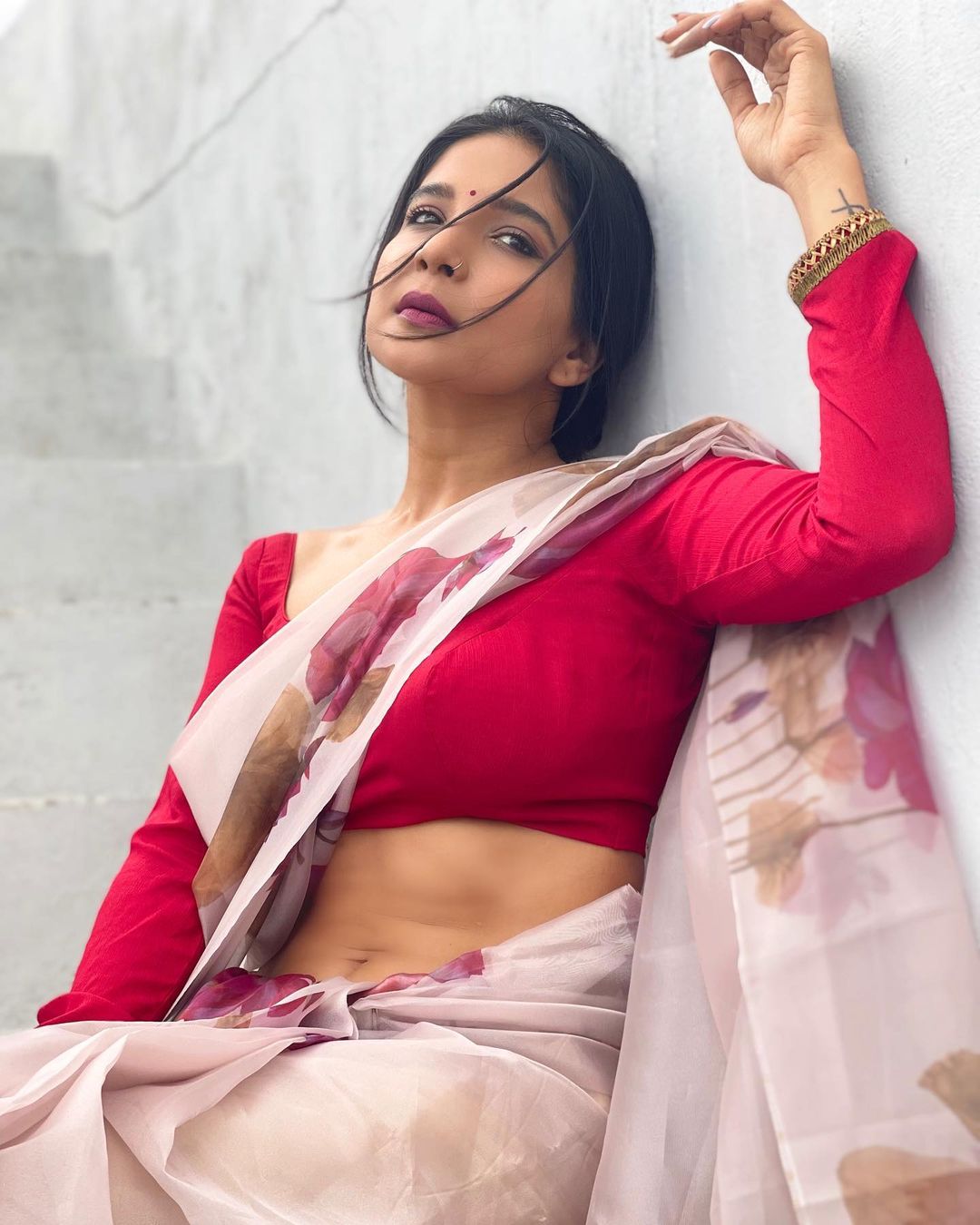 Actress Sakshi Agarwal latest photoshoot in white pink saree1
