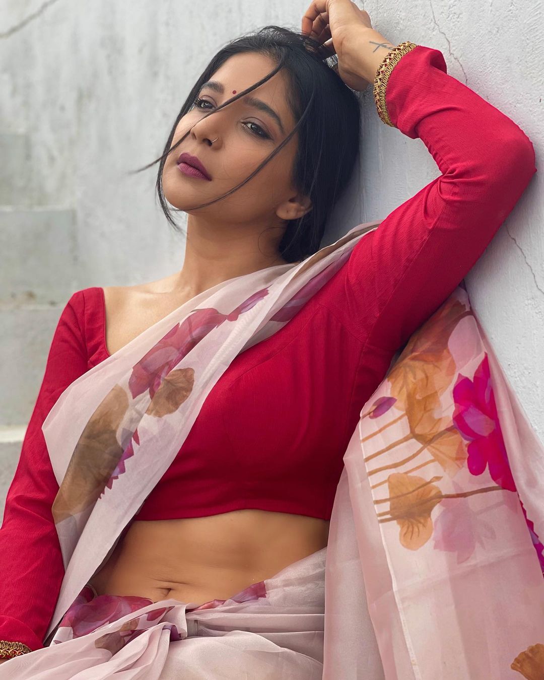 Actress Sakshi Agarwal latest photoshoot in white pink saree2