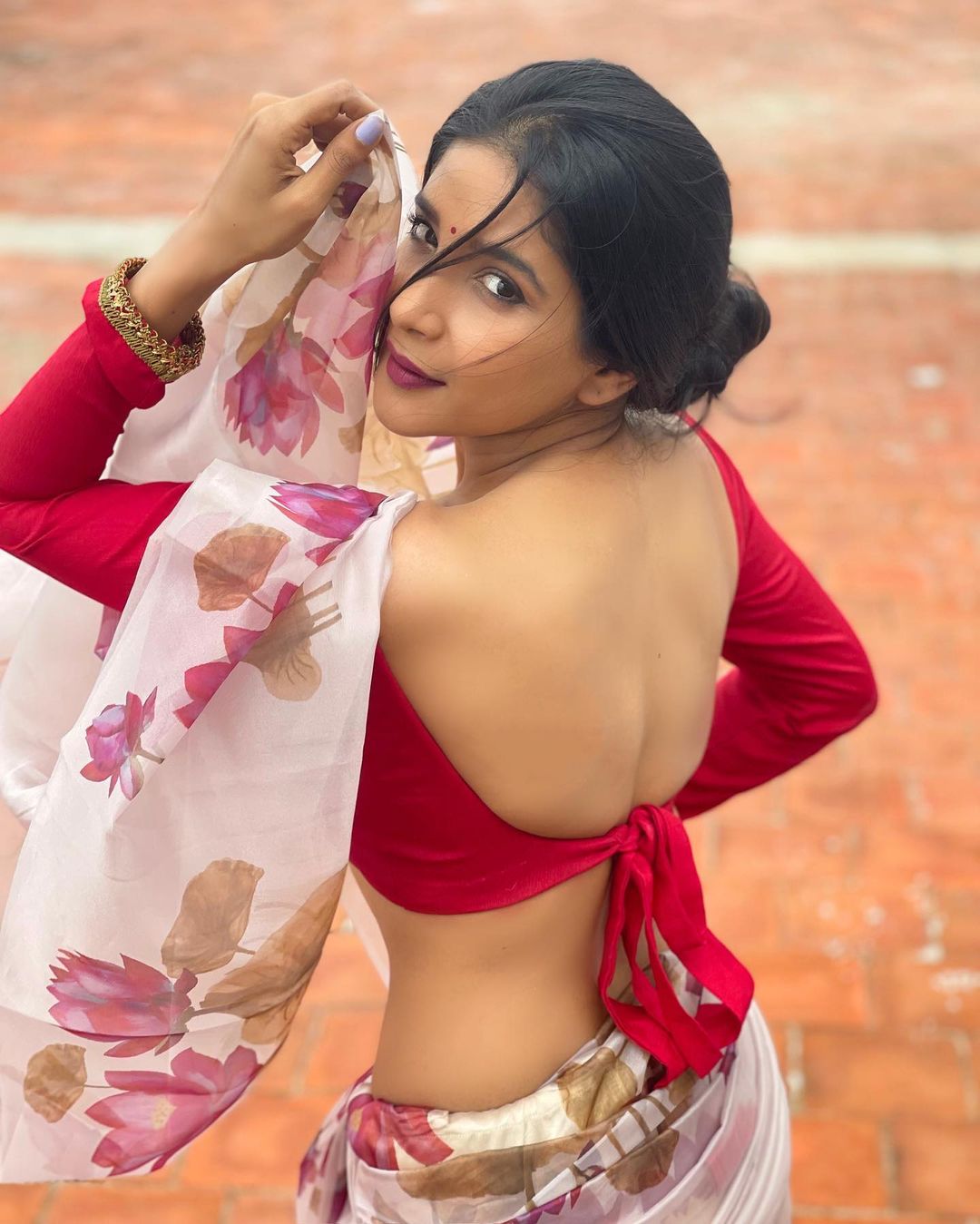 Actress Sakshi Agarwal latest photoshoot in white pink saree3
