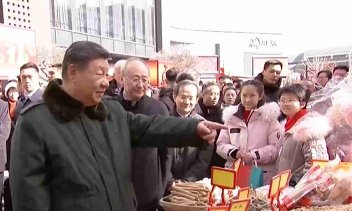 சீனாவில் களைகட்டும் புத்தாண்டு கொண்டாட்டம்... திடீரென கடைவீதிக்கு வந்த அதிபர் ஜின்பிங் 