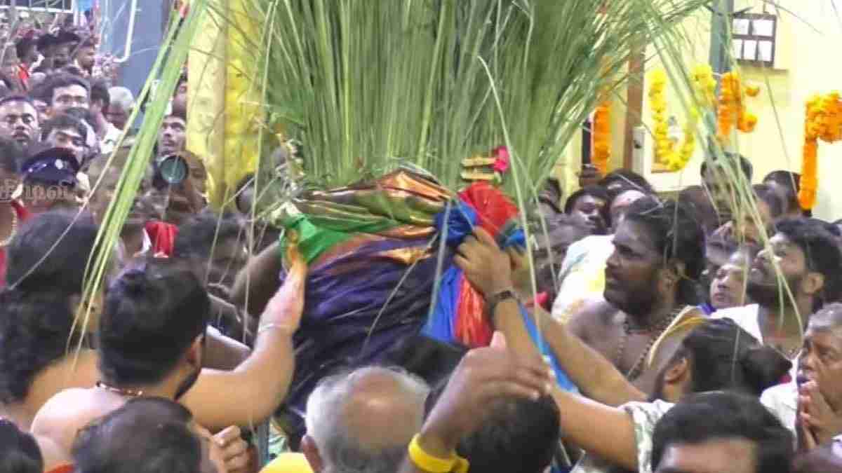 குலசை முத்தாரம்மன் கோவில் தசரா திருவிழா கொடியேற்றத்துடன் கோலாகலமாக தொடங்கியது