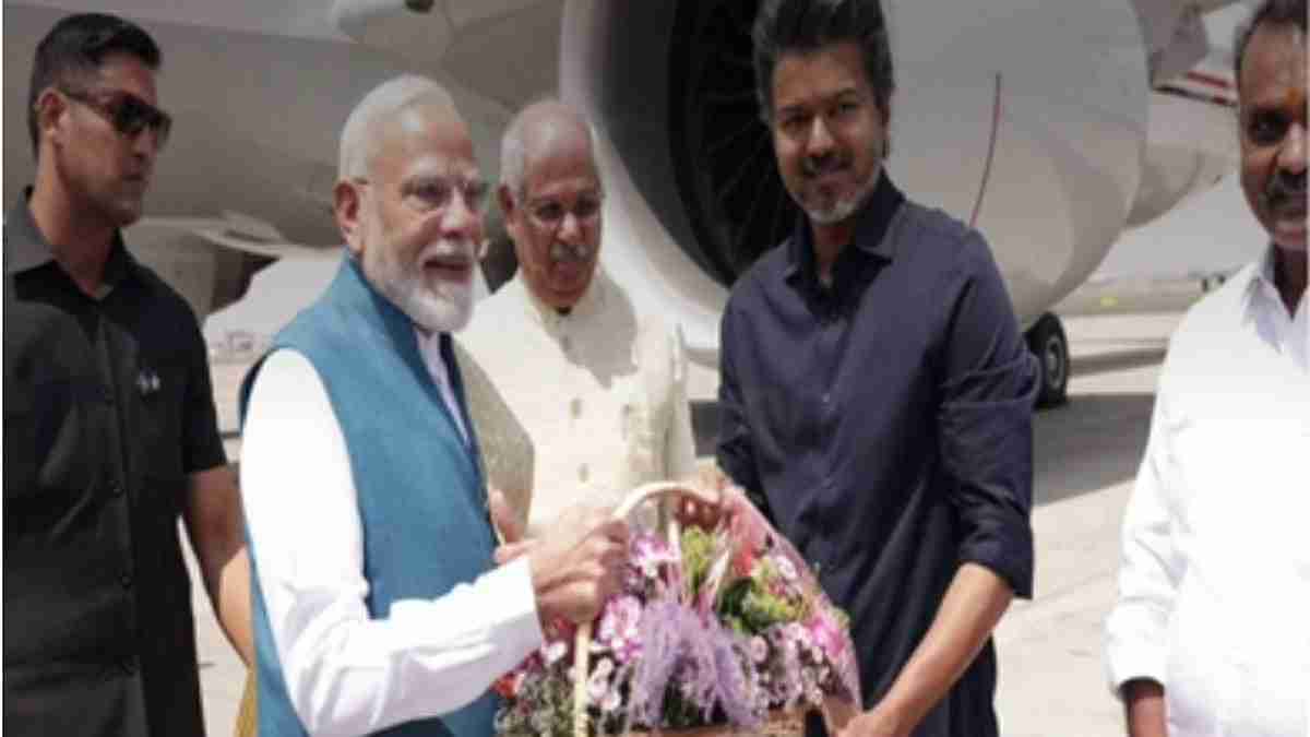 பிரதமர் மோடியை விமான நிலையம் சென்று நேரில் வரவேற்ற முதலமைச்சர் விஜய்