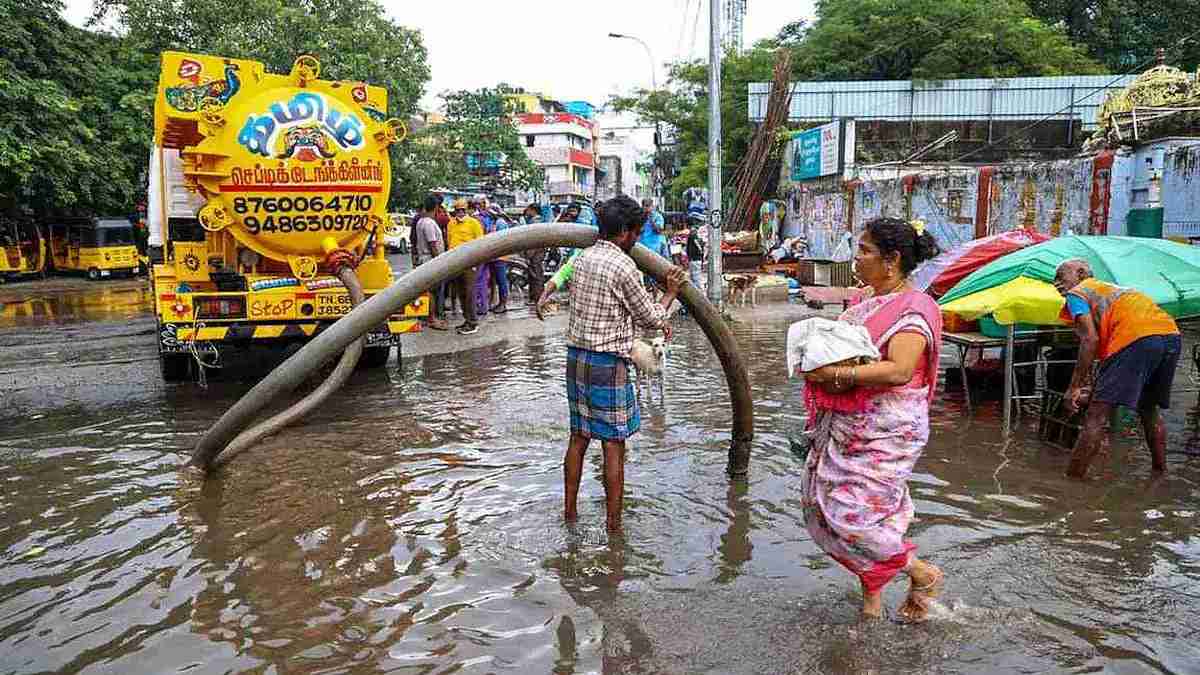 சென்னையில் தொடர் கனமழை: முழங்கால் அளவுக்கு தேங்கிய நீரால் பொதுமக்கள் அவதி - 500 டிராக்டர்கள் மூலம் மழைநீரை அகற்ற ஏற்பாடு!