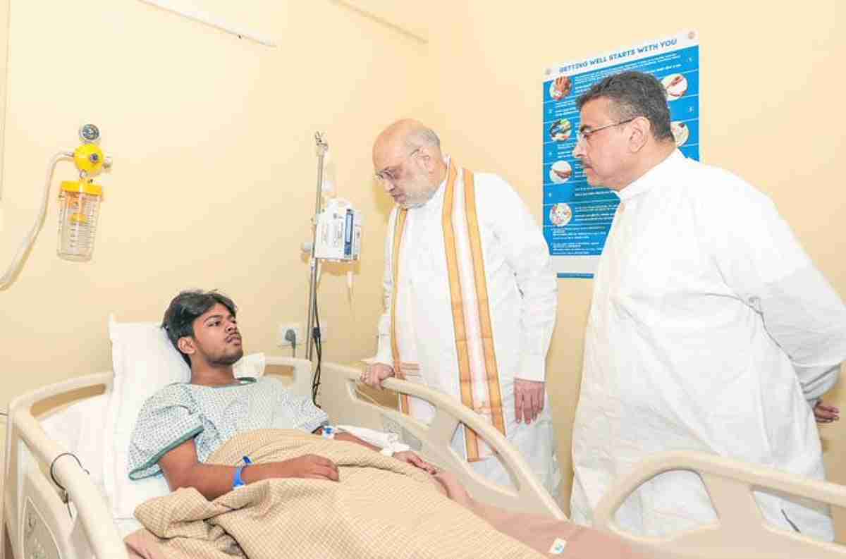 துர்கா பூஜை பந்தல் கூட்ட நெரிசல்: பாதிக்கப்பட்டவர்களை நேரில் சந்தித்து ஆறுதல் கூறிய  அமித்ஷா