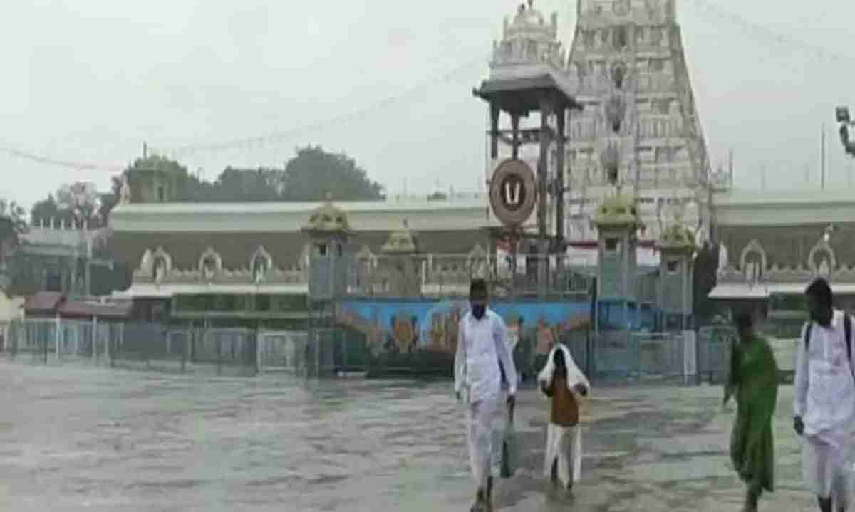 திருப்பதியில் பலத்த மழையிலும் தரிசனம் செய்து வரும் பக்தர்கள்