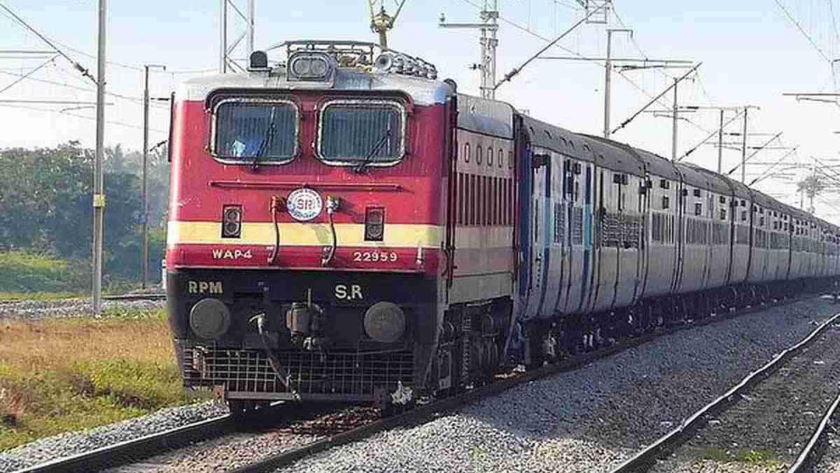 ரெயிலில் செல்போன் சார்ஜ் போடுவதற்கு நேரக்கட்டுப்பாடு - ரெயில்வே நிர்வாகம் முடிவு
